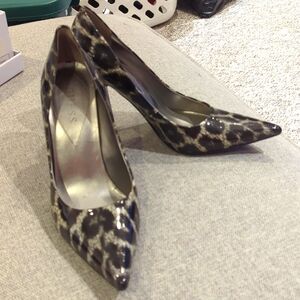 Guess size 9 pointed toe heel, leopard print